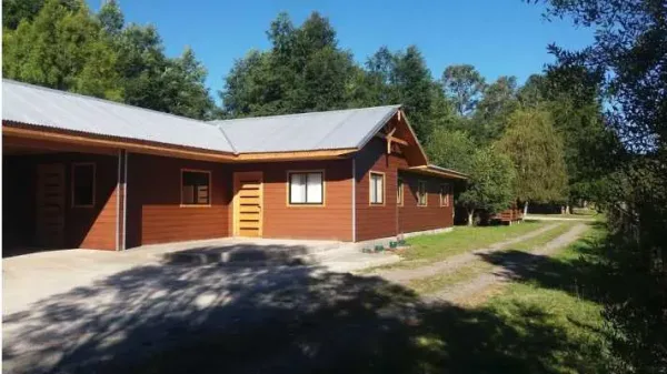 Parcela de 5.000 m² con casa y cabaña en condominio Río Azul, Villarrica