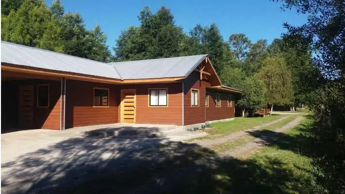 Parcela de 5.000 m² con casa y cabaña en condominio Río Azul, Villarrica