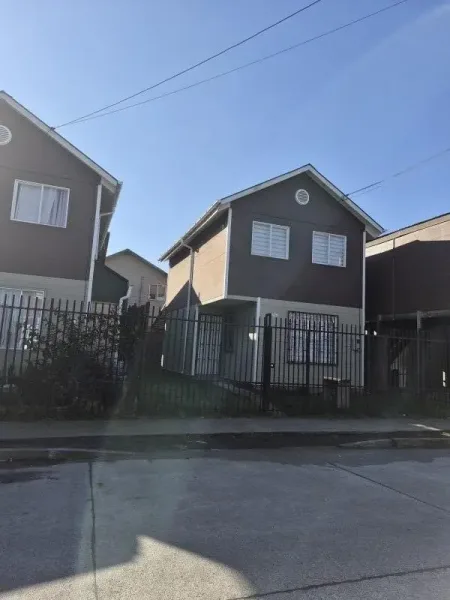 Casa amoblada en arriendo en Segunda Faja, Villarrica, con 3 dormitorios y patio — foto 2/22