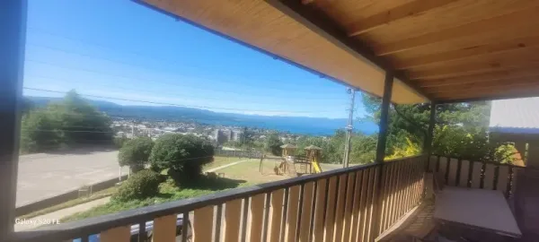 Casa remodelada de 4 dormitorios en Altos de Villarrica, con vista al lago — foto 2/13