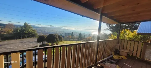Casa remodelada de 4 dormitorios en Altos de Villarrica, con vista al lago — foto 3/13