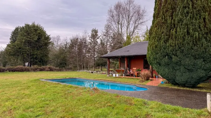 Parcela de 5.000 m² en condominio Puerto Pucón, Villarrica, con cabaña y piscina
