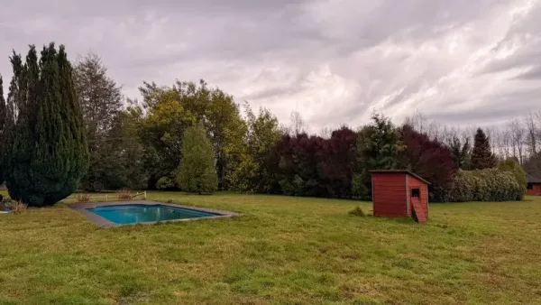 Parcela de 5.000 m² en condominio Puerto Pucón, Villarrica, con cabaña y piscina — foto 2/8