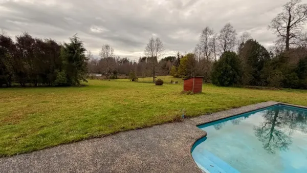 Parcela de 5.000 m² en condominio Puerto Pucón, Villarrica, con cabaña y piscina — foto 3/8