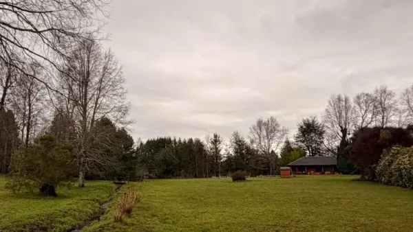 Parcela de 5.000 m² en condominio Puerto Pucón, Villarrica, con cabaña y piscina — foto 4/8