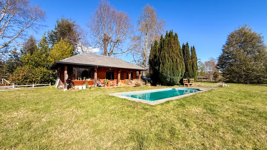 Parcela de 5.000 m² en condominio Puerto Pucón, Villarrica, con cabaña y piscina