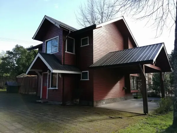 Casa de madera de dos pisos en arriendo, camino a Pedregoso, Villarrica