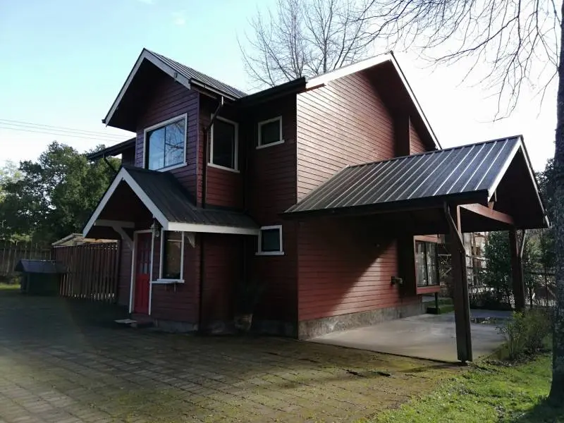 Casa de madera de dos pisos en arriendo, camino a Pedregoso, Villarrica