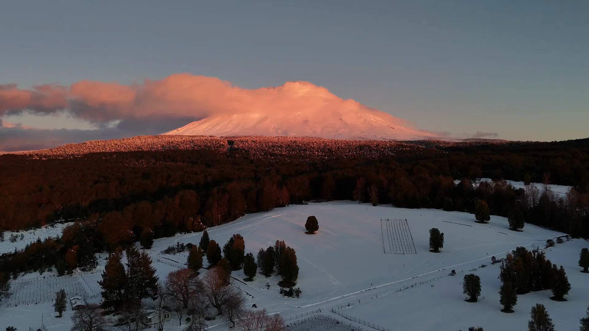 Volcán Villarrica al atardecer sobre los campos nevados de la zona lacustre de la Araucanía